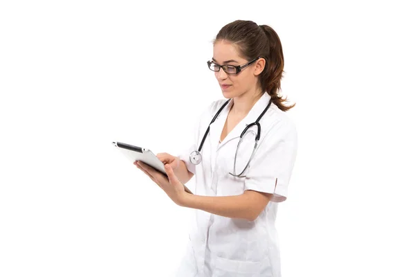 Kvinna Med Medicinsk Smock Och Tablett Dator — Stockfoto