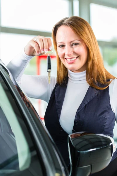 Giovane Donna Piedi Accanto Alla Macchina Nuova Auto Presso Concessionaria — Foto Stock