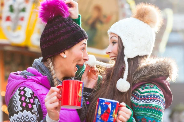 Mulheres Bebem Taças Vinho Mulled Mercado Alemão Natal — Fotografia de Stock