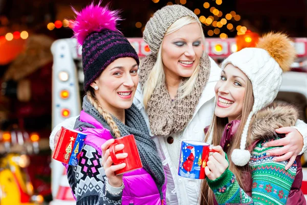 Mulheres Bebem Taças Vinho Mulled Mercado Alemão Natal — Fotografia de Stock