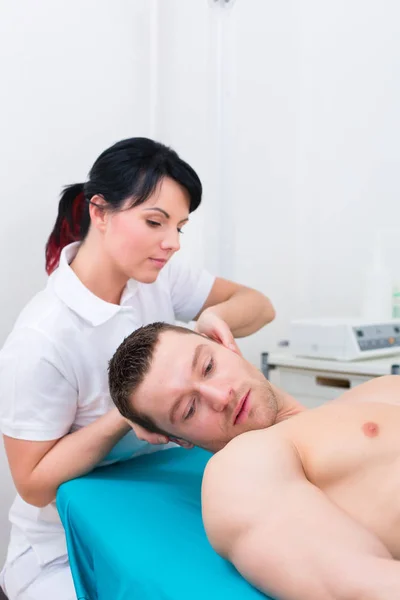 Patient Physiotherapy Put Right Therapist — Stock Photo, Image
