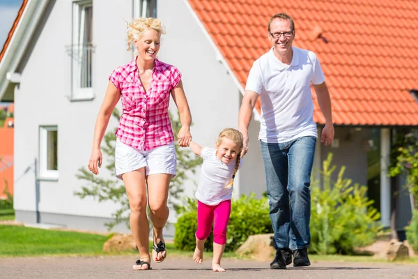 Parents Daughter Walking Front Home — Stock Photo, Image