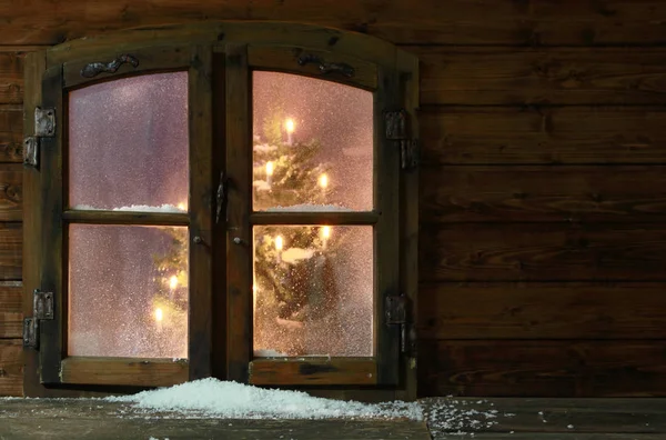 Невелика Кількість Снігу Старовинній Дерев Яній Віконній Панелі Різдвяними Вогнями — стокове фото