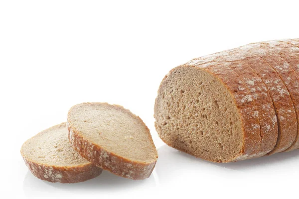 Zamknij Plasterki Słony Brązowy Chleb Izolowany Białym Tle — Zdjęcie stockowe
