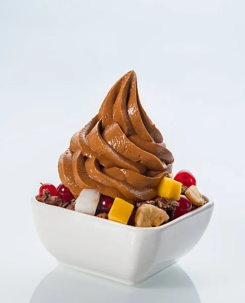 Tasty Mocha Sabor Congelado Iogurte Twirl Acima Sortido Frutas Frescas — Fotografia de Stock