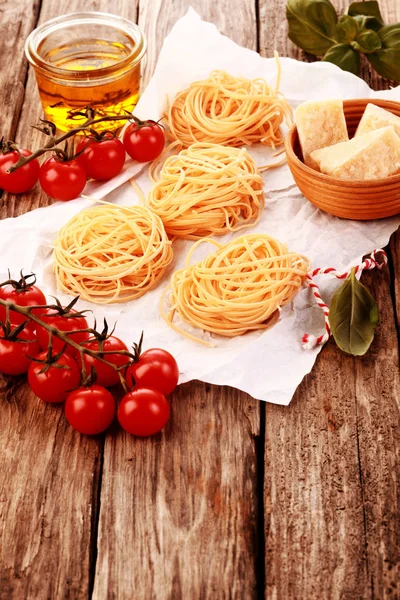 Close Zelfgemaakte Verse Pasta Houten Tafel Met Kaas Tomaten Olijfolie — Stockfoto