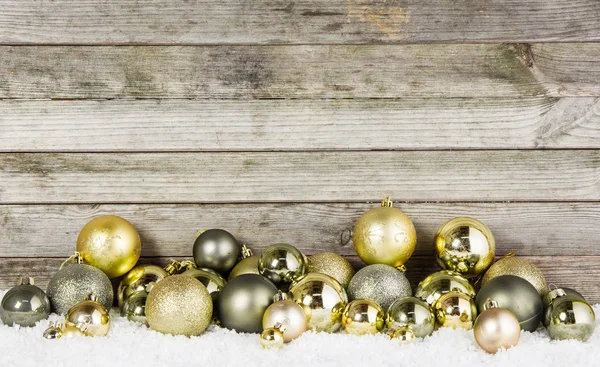 Feche Baubles Natal Metálicos Variados Para Decorações Neve Com Fundo — Fotografia de Stock