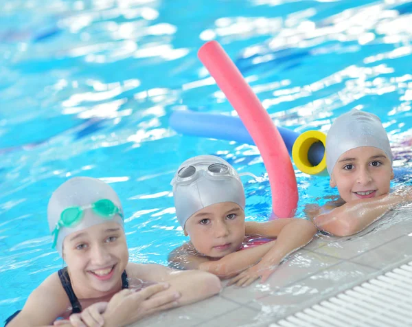 Grupo Niños Felices Niños Clase Piscina Aprendiendo Nadar —  Fotos de Stock