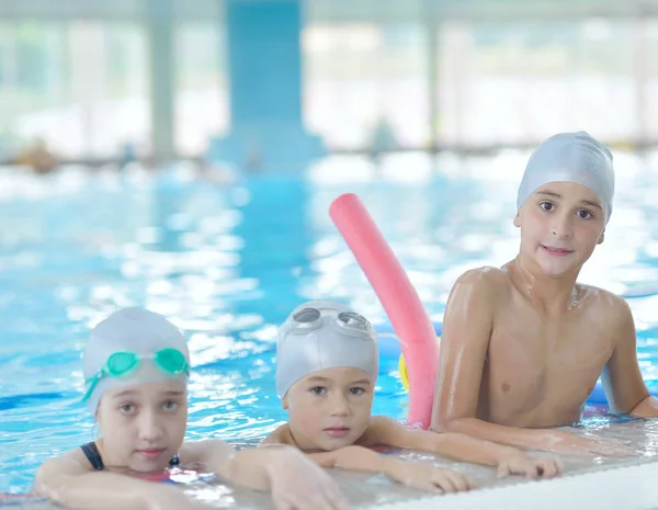 Grupo Crianças Felizes Aula Piscina Aprendendo Nadar — Fotografia de Stock