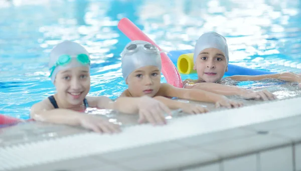 Csoport Boldog Gyerekek Medence Osztály Tanul Úszni — Stock Fotó