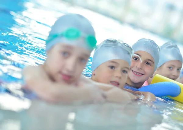 一群快乐的孩子在游泳池课上学习游泳 — 图库照片
