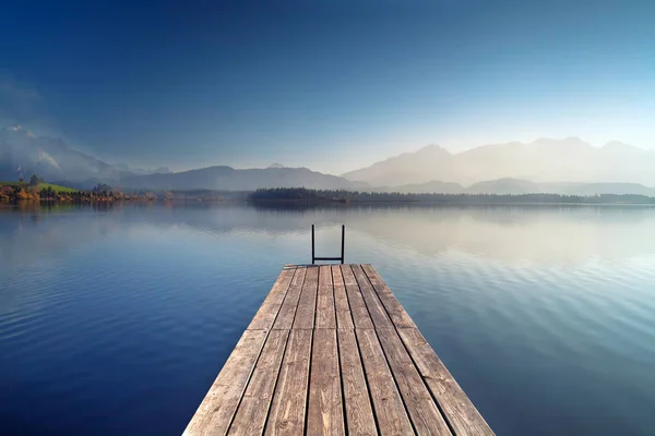 Molo Jeziorze Pobliżu Alp — Zdjęcie stockowe