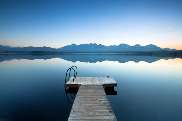 紧靠阿尔卑斯山的湖上的防波堤 — 图库照片