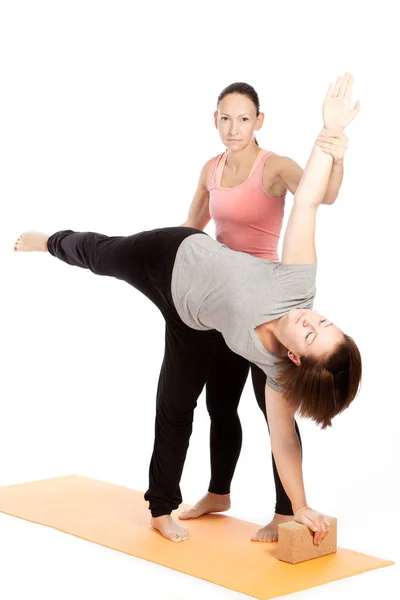 Profesor Yoga Ayuda Con Entrenamiento Ardha Canĝana — Foto de Stock