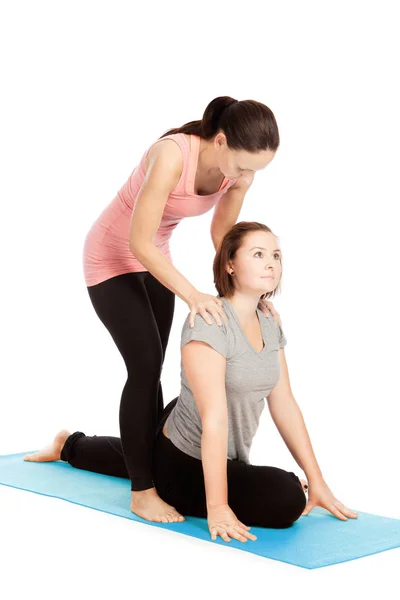 Yoga Öğretmeni Eğitimde Yardım Sunar — Stok fotoğraf
