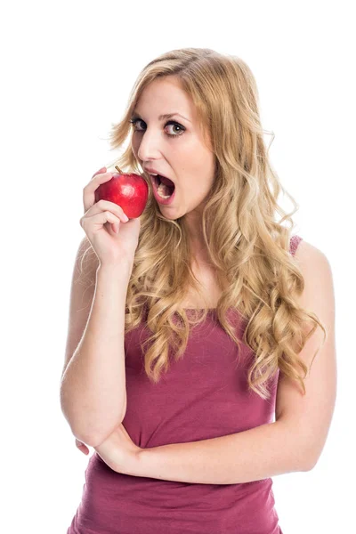 Una Joven Rubia Sosteniendo Una Manzana Roja — Foto de Stock