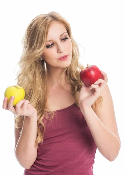 Kvinna Som Håller Ett Gult Och Ett Rött Äpple — Stockfoto