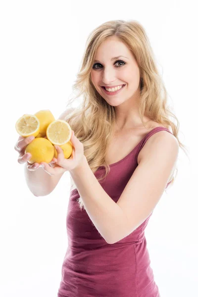 Una Mujer Sostiene Puñado Limones Sonrisas — Foto de Stock