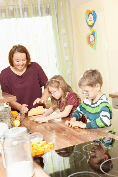 Mãe Faz Biscoitos Com Seus Filhos — Fotografia de Stock