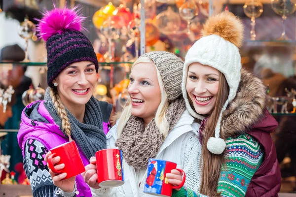 Mulheres Bebem Taças Vinho Mulled Mercado Alemão Natal — Fotografia de Stock