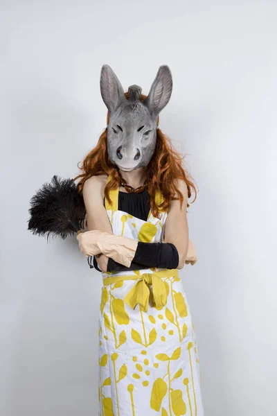 Donkey Hemmafru Bär Ett Förkläde Över Aftonklänning Och Kväll Handskar — Stockfoto