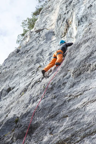 Young Man Climbing Cliff — Stock Photo, Image