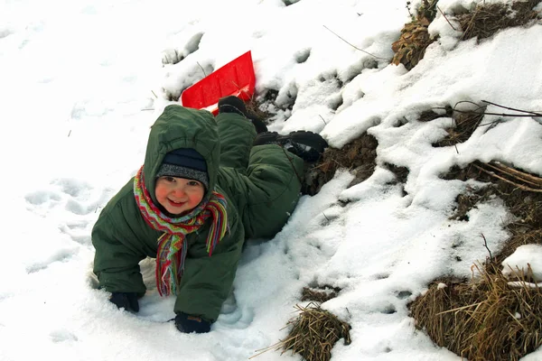Malý Chlapec Hraje Sněhu — Stock fotografie