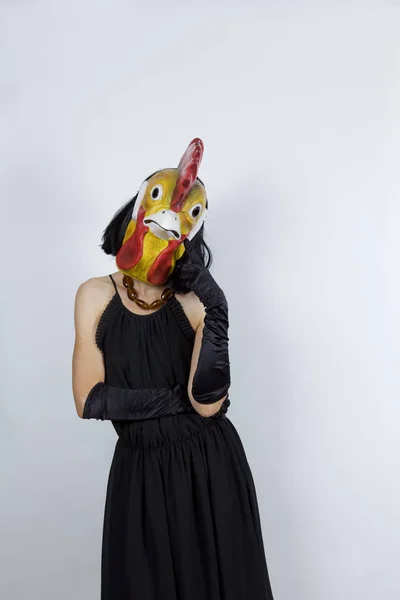 Wanita Mengenakan Topeng Ayam Dengan Gaun Malam Dan Sarung Tangan — Stok Foto