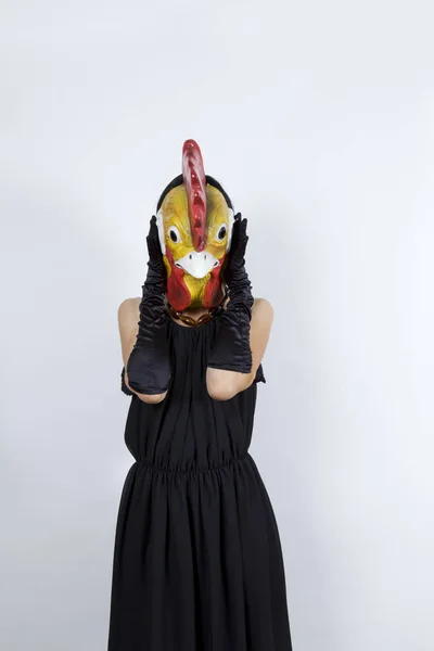 Kvinna Bär Kuk Mask Med Aftonklänning Och Kväll Handskar — Stockfoto