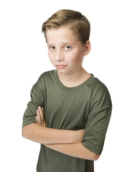 一个身穿T恤衫和手臂的年轻男性青少年的上半身肖像在白色背景下交叉看相机 — 图库照片