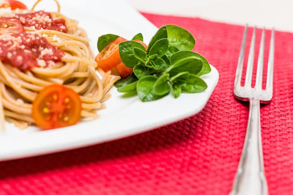 Cena Espaguetis Con Pequeños Tomates — Foto de Stock