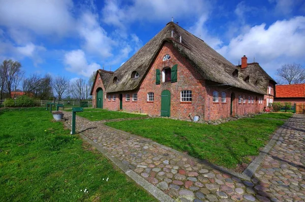 Casa Con Tetto Paglia Cielo Blu Passerella Primo Piano — Foto Stock