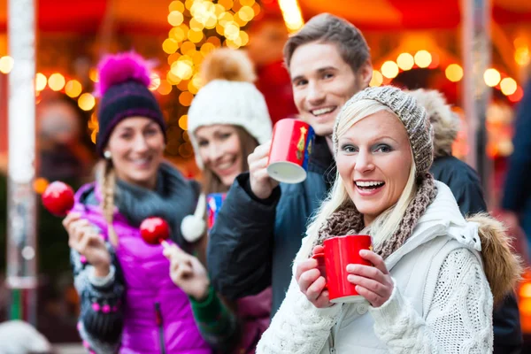 Mulheres Bebendo Vinho Mulled Comendo Maçãs Cristalizadas Mercado Alemão — Fotografia de Stock