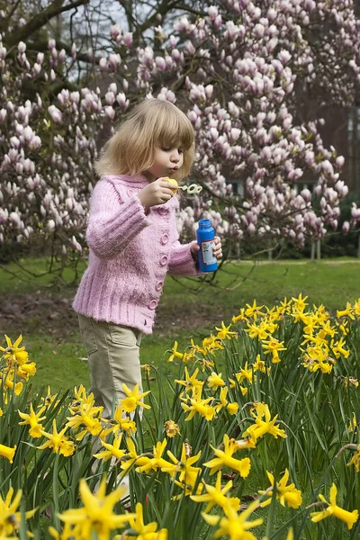 Liten Flicka Blåser Såpbubblor — Stockfoto