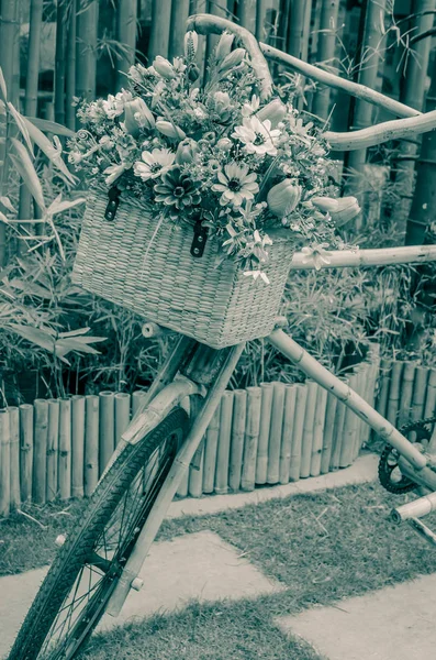色とりどりの花のバケツで木製自転車 — ストック写真