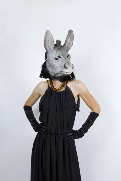 Mulher Usando Uma Máscara Burro Com Vestido Noite Luvas Noite — Fotografia de Stock