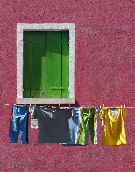 Vêtements Colorés Accrochés Sur Corde Linge Sur Mur — Photo