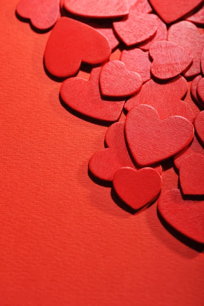 Muitos Pequenos Corações Madeira Vermelha Fundo Vermelho — Fotografia de Stock