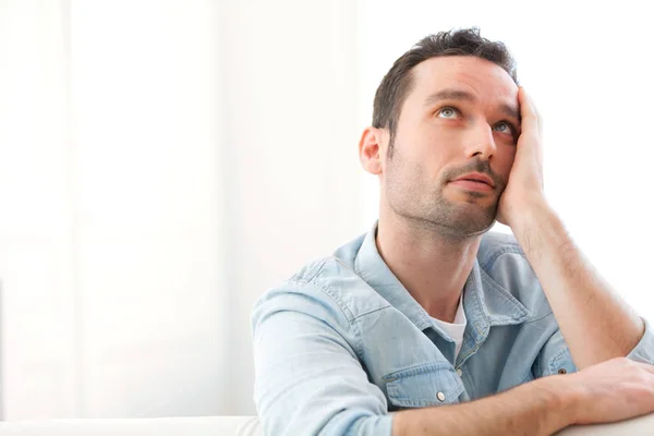 Blick Auf Einen Jungen Entspannten Mann — Stockfoto