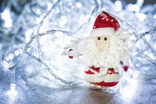 Санта Клаус Дед Мороз Рождественскими Огнями Заднем Плане Серебряной Металлической — стоковое фото