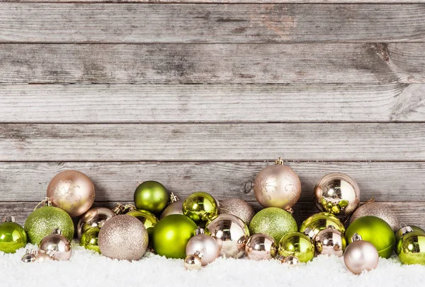 Feche Abundância Deslumbrantes Ornamentos Bola Natal Verde Marrom Para Temporada — Fotografia de Stock