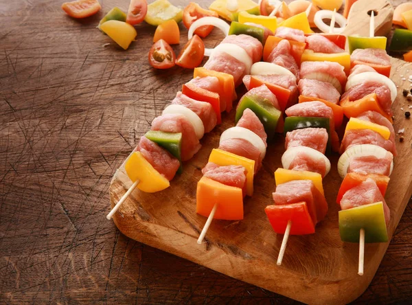 Köstliche Bunte Fleisch Und Gemüsespieße Die Darauf Warten Zubereitet Werden — Stockfoto