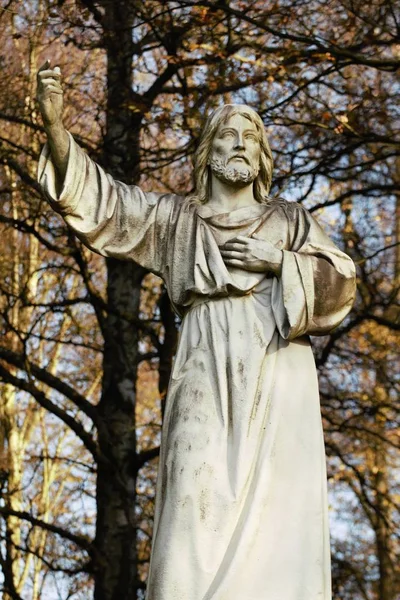 Witte Standbeeld Van Christus Herfst — Stockfoto