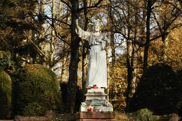 Witte Standbeeld Van Christus Herfst — Stockfoto