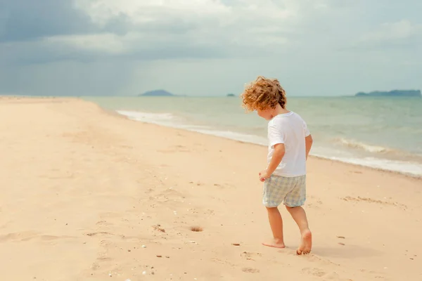 Bambino Che Gioca Sulla Spiaggia Durante Giorno — Foto Stock