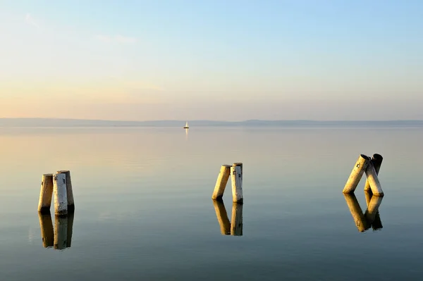 Gölde Bir Yelkenli — Stok fotoğraf