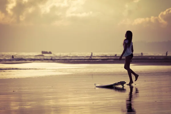 Silhueta Surfista Sentado Perto Oceano Durante Pôr Sol — Fotografia de Stock