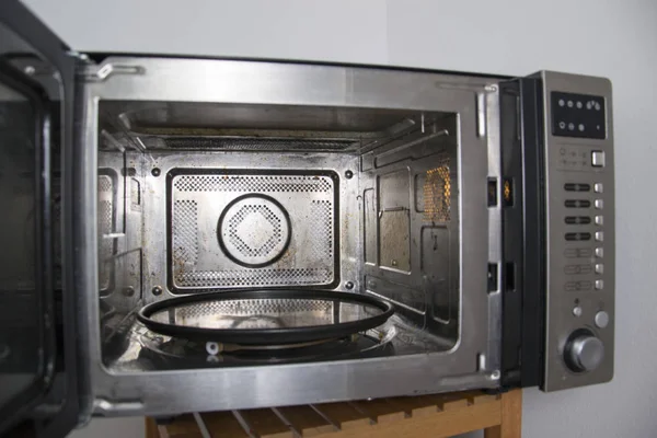 Microwave Dengan Zirtonenwasser Bersih Pada Tingkat Tertinggi Dalam Pemanasan Microwave — Stok Foto
