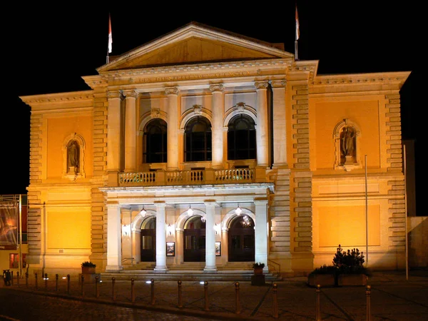 晚上在哈乐 萨尔的歌剧院 — 图库照片
