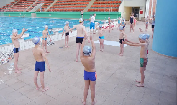 Grupo Crianças Felizes Aula Piscina Aprendendo Nadar — Fotografia de Stock